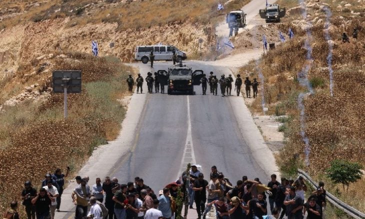  هآرتس: إسرائيل تحول الضفة الغربية إلى سجن للفلسطينيين بتعاون بين الجيش والمستوطنين
